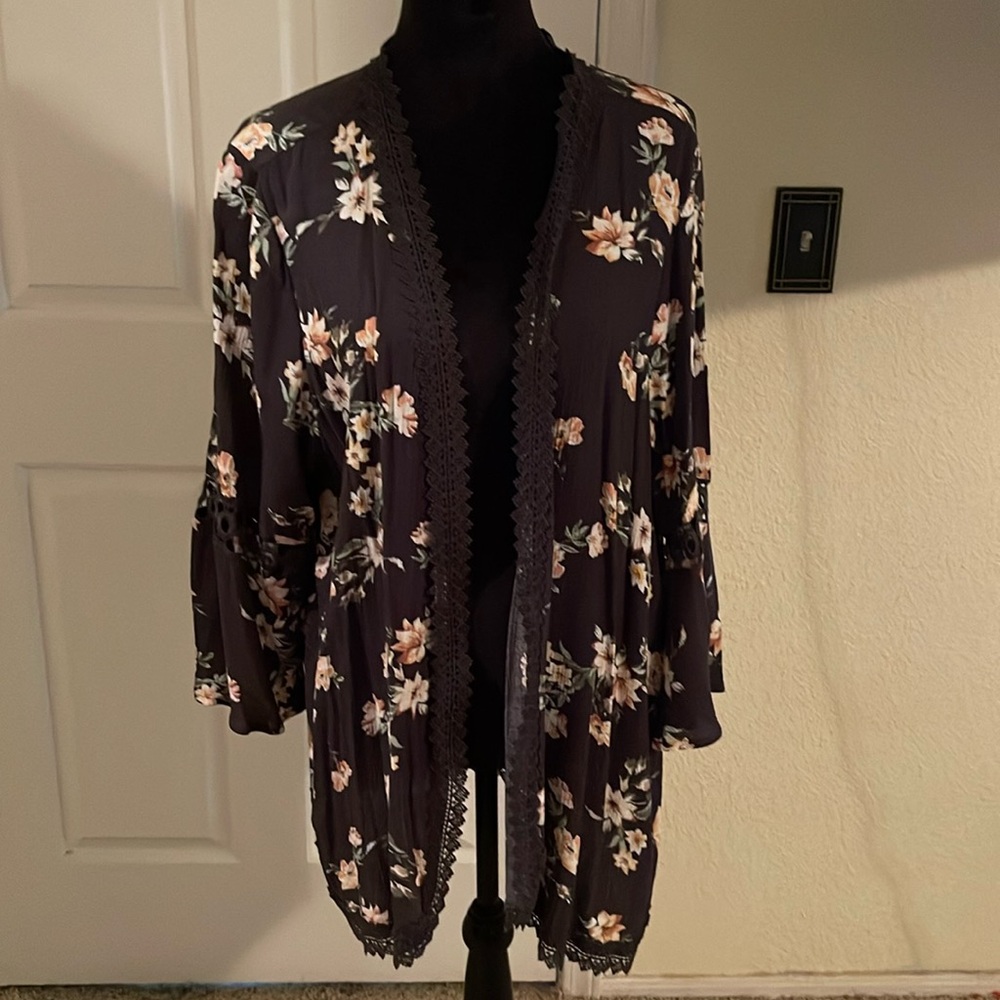 Lightweight floral Shaw